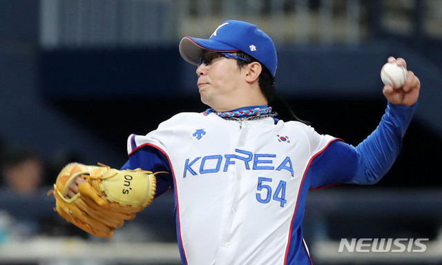 【서울=뉴시스】홍효식 기자 = 1일 오후 서울 구로구 고척스카이돔에서 열린 '2019 WBSC 프리미어 12' 대한민국과 푸에르토리코와의 평가전 1차전, 1회초 대표팀 양현종이 역투하고 있다. 2019.11.01. yesphoto@newsis.com