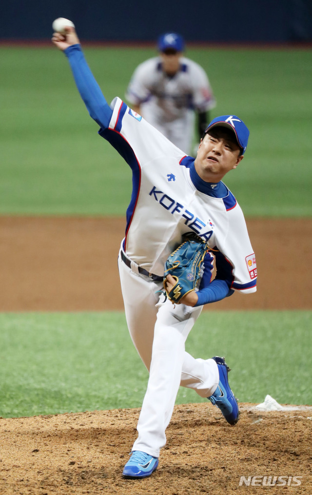 【서울=뉴시스】홍효식 기자 = 1일 오후 서울 구로구 고척스카이돔에서 열린 '2019 WBSC 프리미어 12' 대한민국과 푸에르토리코와의 평가전 1차전, 9회초 대표팀 이영하가 역투하고 있다. 2019.11.01.   yesphoto@newsis.com