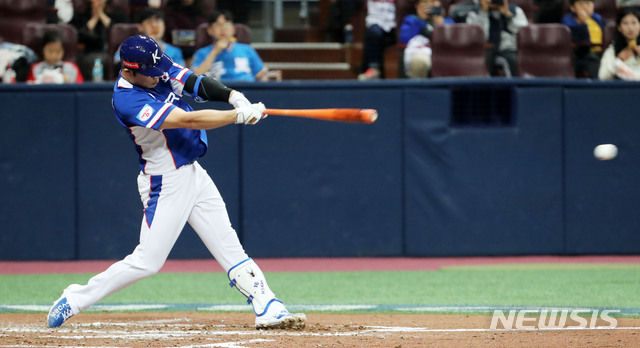 【서울=뉴시스】홍효식 기자 = 2일 오후 서울 구로구 고척스카이돔에서 열린 '2019 WBSC 프리미어 12' 대한민국과 푸에르토리코와의 평가전 2차전, 3회초 1사 2,3루 한국 김하성이 2타점 적시타를 때리고 있다. 2019.11.02. yesphoto@newsis.com