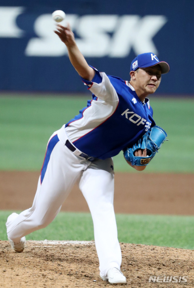 【서울=뉴시스】홍효식 기자 = 2일 오후 서울 구로구 고척스카이돔에서 열린 '2019 WBSC 프리미어 12' 대한민국과 푸에르토리코와의 평가전 2차전, 8회말 이용찬이 역투하고 있다. 2019.11.02.  yesphoto@newsis.com