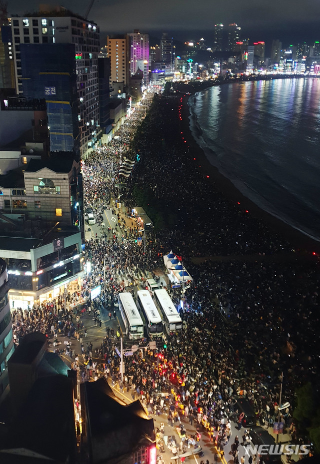 【부산=뉴시스】부산 수영구 광안리 해수욕장 앞바다. (사진=부산경찰청 제공). 2019.11.02.photo@newsis.com