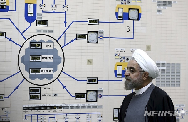  【부샤흐리=AP/뉴시스】 하산 로하니 이란 대통령은 5일(현지시간) 생방송 연설을 통해 이란 중부 산악지대의 지하에 있는 핵물리학 연구소의 원심분리기에 우라늄 기체(육불화우라늄.UF6)를 주입하겠다고 밝혔다. 사진은 2015년 1월 이란 부샤흐리 핵발전소를 방문한 로하니 대통령의 모습. 2019.11.05. 
