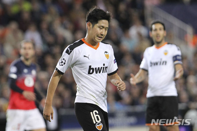Valencia&#039;s Lee Kang-in reacts during the Champions League group H soccer match between Valencia and Lille at the Mestalla stadium in Valencia, Spain, Tuesday, Nov. 5, 2019. (AP Photo/Alberto Saiz)