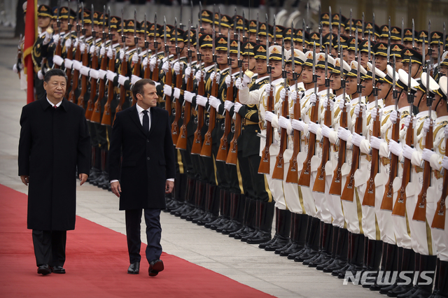【베이징=AP/뉴시스】중국을 방문 중인 에마뉘엘 마크롱(오른쪽) 프랑스 대통령이 6일(현지시간) 베이징 인민대회당에서 열린 환영식에 참석해 시진핑 국가주석과 함께 의장대를 사열하고 있다. 2019.11.06. 