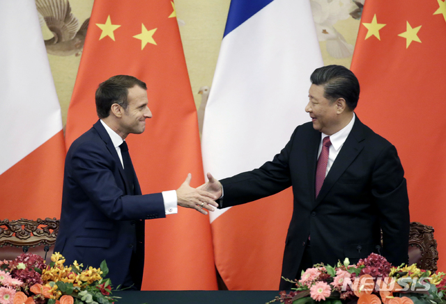 【베이징=AP/뉴시스】시진핑 중국 국가주석과 에마뉘엘 마크롱 프랑스 대통령이 6일 베이징 인민대회장에서 열린 공동기자회견에 앞서 악수하고 있다. 두 정상은 이날 회담을 갖고 다자주의와 자유무역을 지지하고 기후변화에 공동대응하는데 의견을 모았다. 2019.11.06