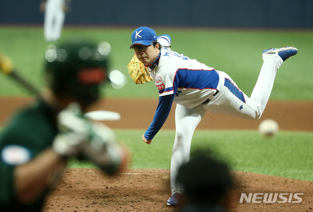 【서울=뉴시스】이영환 기자 = 6일 오후 서울 구로구 고척스카이돔에서 열린 2019 세계야구소프트볼연맹(WBSC) 프리미어 12 C조 예선전 대한민국 대 호주의 경기, 6회초 대한민국 선발 양현종이 역투를 하고 있다. 2019.11.06. 20hwan@newsis.com