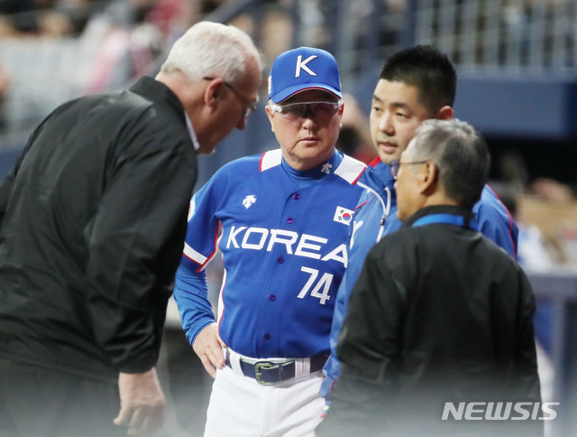 【서울=뉴시스】김진아 기자 = 7일 오후 서울 구로구 고척스카이돔에서 열린 2019 WBSC 프리미어12 예선 C조 대한민국과 캐나다 경기, 한국 양의지에 파울 타구 맞은 자이로 멘도사 주심의 부상으로 경기가 지연되자 김경문 감독이 그라운드에서 이야기를 하고 있다. 2019.11.07.bluesoda@newsis.com