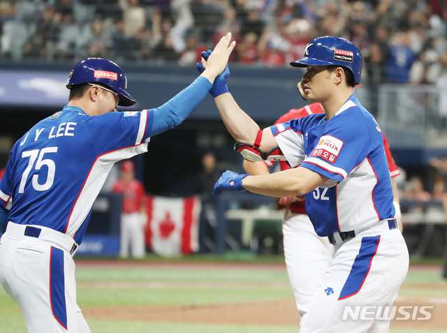 【서울=뉴시스】김진아 기자 = 7일 오후 서울 구로구 고척스카이돔에서 열린 2019 WBSC 프리미어12 예선 C조 대한민국과 캐나다 경기, 6회초 2사 만루 한국 김재환이 2타점 적시타를 친 후 기뻐하고 있다. 2019.11.07. bluesoda@newsis.com