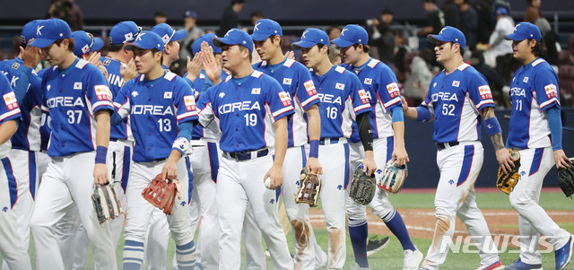 【서울=뉴시스】김진아 기자 = 7일 오후 서울 구로구 고척스카이돔에서 열린 2019 WBSC 프리미어12 예선 C조 대한민국과 캐나다 경기,  3:1로 승리한  한국 선수들이 기뻐하고 있다. 2019.11.07.bluesoda@newsis.com