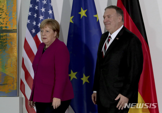 【베를린=AP/뉴시스】앙겔라 메르켈 독일 총리(왼쪽)와 마이크 폼페이오 미국 국무장관이 8일(현지시간) 베를린에서 회동하기 전 공동 성명을 내기 위해 대기하고 있다. 2019.11.8.
