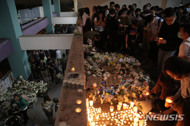 【홍콩=AP/뉴시스】8일 홍콩 시위 경찰 진압 첫 사망자인 대학생 차우츠록(周梓樂)이 최루탄을 피해 추락한 장소인 정관오 지역의 주차장 건물에서 시민들이 그를 추모하고 있다   