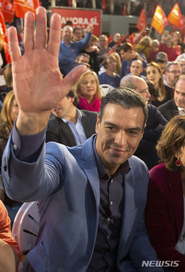 【알칼라 데에나레스=AP/뉴시스】스페인 사회노동당 대표인 페드로 산체스 총리가 8일(현지시간) 알칼라 데 에나레스에서 총선유세 중 지지자들을 향해 손을 흔들고 있다. 스페인에서는 10일 총선이 실시된다. 2019.11.10