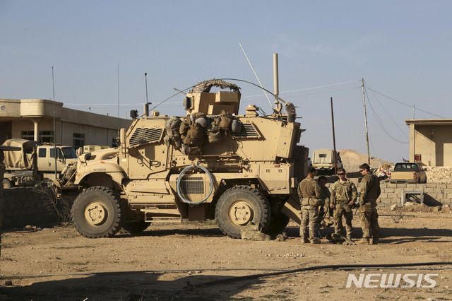 【모술=AP/뉴시스】8일(현지시간) 미군이 주둔하는 이라크 모술 남쪽에 있는 군기지 인근에 17발의 로켓이 떨어졌다. 사진은 지난 2017년 2월23일 촬영한 이라크 모술 남부 군기지에 정차 중인 미군 장갑차의 모습. 2019.11.09.