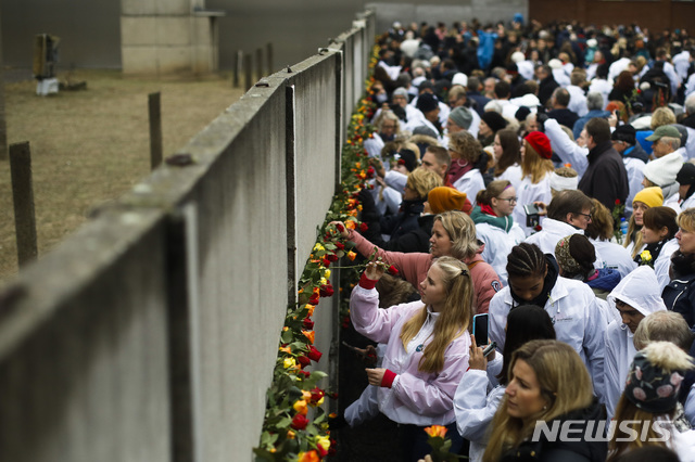 【베를린=AP/뉴시스】9일 독일 베를린의 장벽 기념관에서 시민들이 장벽 붕괴 30주년을 기념하고 있다. 2019.11.09