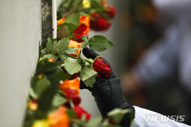 【베를린= AP/뉴시스】 베를린장벽 붕괴 30주년을 맞아 베르나우어 스트라세에 있는 장벽의 잔해 앞에 시민들이 가져다 놓은 꽃들. 