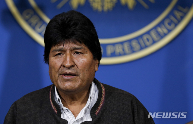 【라파스=AP/뉴시스】 에보 모랄레스 대통령은 10일(현지시간) 볼리비아 행정수도 라파스에서 긴급 기자회견을 열고 "미주기구(OAS)의 감사 결과를 받아들여 선거관리위를 재정비하고 다시 선거를 치르겠다"고 밝혔다. 2019.11.10.