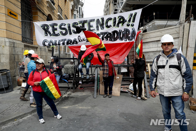 【라파스=AP/뉴시스】 10일(현지시간) 볼리비아의 반정부 시위대가 볼리비아의 행정수도 라파스에서 거리를 봉쇄하고 있다. 2019.11.10.