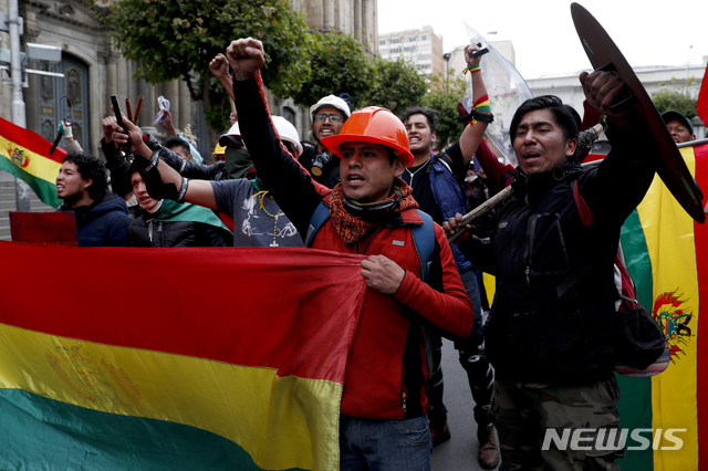 【라파스=AP/뉴시스】에보 모랄레스 볼리비아 대통령 반대 시위대가 지난해 11월10일(현지시간) 라파스에서 모랄레스 대통령의 사임 소식에 기뻐하고 있다. 2019.11.11.