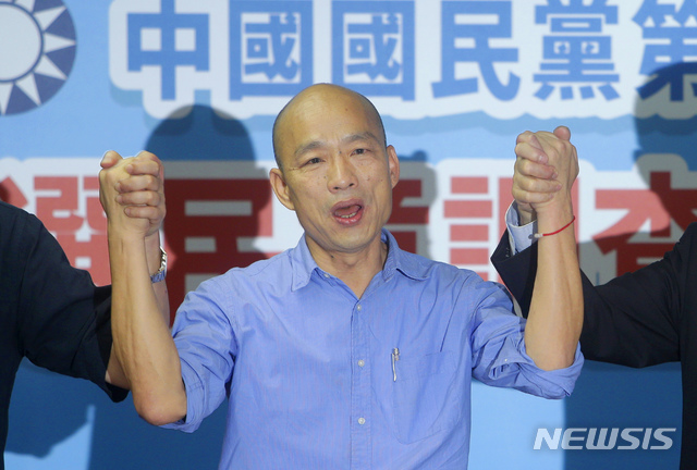 【타이베이=AP/뉴시스】사진은 한궈위(韓國瑜·62) 대만 가오슝시장이 지난해 7월15일 타이베이 시내 국민당 본부에서 지지자들과 손을 잡고 대선 승리를 다짐하는 모습. 2020.06.06