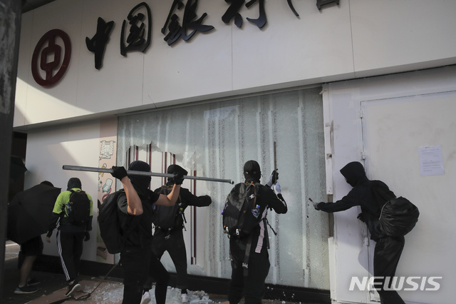 【홍콩=AP/뉴시스】 홍콩 시위대가 13일 중국은행 지점 시설을 파괴하고 있다. 2019.11.14
