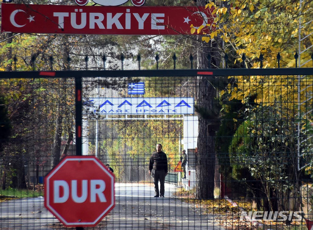 【AP/뉴시스】 11일 터키 언론들이 미국적 IS 대원으로 신원을 밝힌 한 남성이 터키에서 추방된 뒤 그리스로 들어가지 못하고 국경 앞 중간지대에 서 있는 모습 2019. 11. 15. 