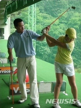골프 선수를 지도 중인 Golfix FNGA 나유성(왼쪽) 원장