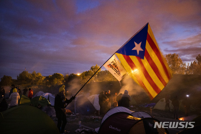 [기로나(스페인)=AP/뉴시스]스페인 카탈루냐의 분리독립을 지지하는 시위대원들이 지난 13일 기로나 인근의 고속도로를 봉쇄하고 시위를 벌이면서 불을 피워 언 몸을 녹이고 있다. 스페인 카탈루냐주의 분리독립을 지지하는 최대정당 카탈루냐 공화좌파당(ERC)이 독립협상을 조건으로 스페인 새 연정을 지지하기로 결정했다고 영국 BBC 방송이 25일(현지시간) 보도했다. 2019.11.26