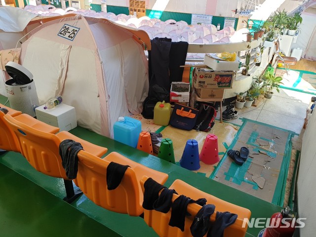 【대구=뉴시스】정창오 기자=14일 오전 지난해 11월 발생한 포항 지진으로 인해 피해를 입은 주민들이 거주할 수 있도록 경북 포항시 북구 흥해읍 흥해실내체육관에 설치된 텐트 모습. 의자에 빨래를 걸어 둔 모습에서 이주민들의 고달픈 생활을 짐작할 수 있다. 2019.11.14. jco@newsis.com