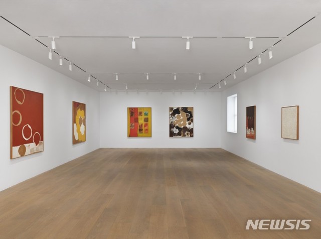 【서울=뉴시스】정상화 화백의 개인전 '정상화: 발굴, 1964-78(Chung Sang-Hwa: Excavations, 1964~78)>이 뉴욕 레비고비갤러리에서 열리고 있다.