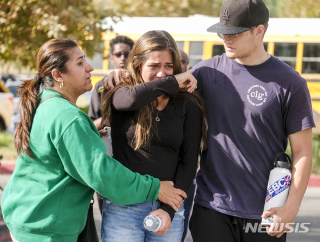 【샌타클래리타=AP/뉴시스】미 캘리포티아 샌타클래리타 소재 서거스 고등학교에서 14일(현지시간) 총격 사건이 발생해 최소 2명이 숨지고 3명이 부상을 입었다. 현장 인근에서 한 학생이 울음을 터뜨리고 있다. 2019.11.15.