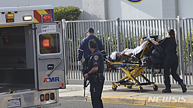 【샌타클래리타=AP/뉴시스】미 캘리포티아 샌타클래리타 소재 서거스 고등학교에서 14일(현지시간) 총격 사건이 발생해 최소 2명이 숨지고 3명이 부상을 입었다. 의료진이 현장에서 부상자를 옮기고 있다. 2019.11.15.