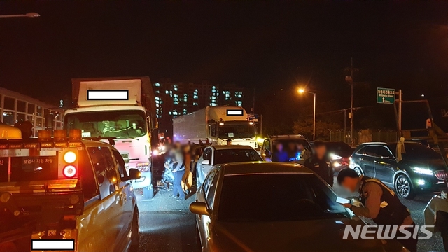 15일 오후 7시 52분께 울산시 북구 오토밸리로 매곡교차로에서 대형트럭이 승용차와 추돌하는 등 7대가 연쇄적으로 충돌했다.(사진=울산소방본부 제공)