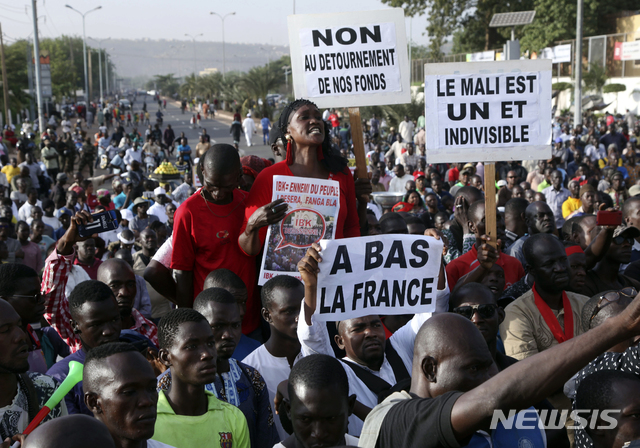 [ 바마코(말리)= AP/뉴시스] 지난 해 11월 15일 말리 수도 바마코에서 테러와의 전쟁을 지지하는 시민들의 시위대. 말리 정부는 코로나19 사망자가 발생했지만 3월 29일 실시예정인 의원선거를 예정대로 치르겠다고 발표했다.   