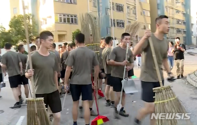 【홍콩=AP/뉴시스】16일 홍콩 침례대에서 중국 인민해방군(PLA) 군인들이 청소 작업에 나선 모습. 2019.11.16.