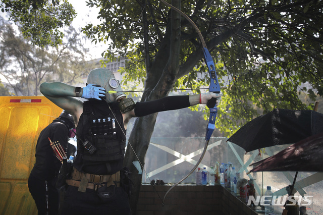 【홍콩=AP/뉴시스】17일(현지시간) 홍콩 경찰과 반정부 시위대 간 무력충돌이 재점화하면서 폴리테크닉대에서 한 시위자가 화살을 쏘기 위해 준비하고 있다. 이날 충돌 중 경찰 1명이 종아리에 시위대가 쏜 화살을 맞아 부상을 입었다. 2019.11.17