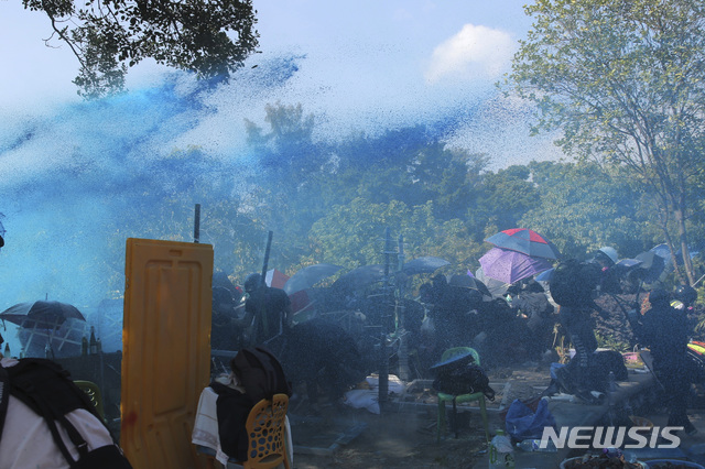 【홍콩=AP/뉴시스】17일(현지시간) 홍콩 경찰이 폴리테크닉대학에서 반정부 시위대에게 최루탄과 파란색 색소가 들어간 물대포를 쏘고 있며 일대가 아수라장이 됐다. 2017.11.17