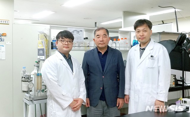 왼쪽부터 장수찬 연구교수, 양재하 교수, 김희영 교수. 