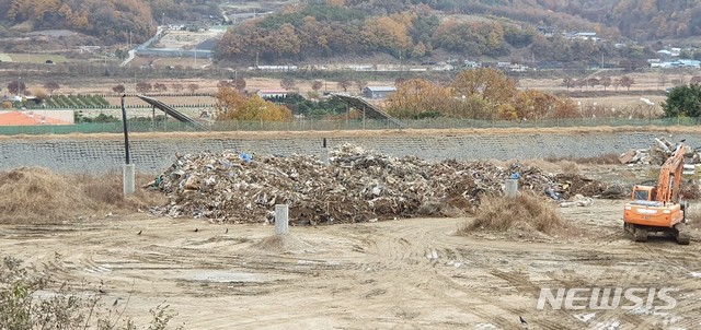 [청주=뉴시스] 김재광 기자 = 충북 괴산군은 18일 청안면 부흥리 한 밭에 버려진 사업장 폐기물 650ｔ 을 수거해 괴산광역생활폐기물처리시설에서 처리한다고 밝혔다.2019.11.18.kipoi@newsis.com 