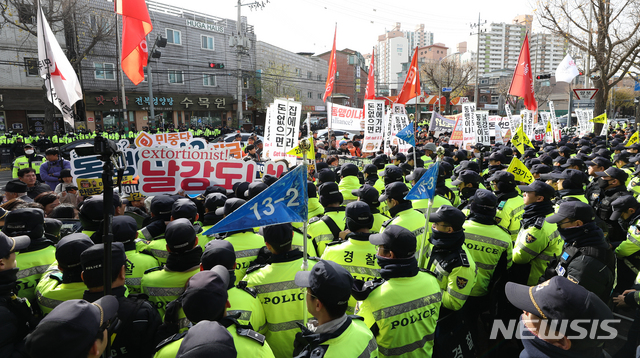 【서울=뉴시스】전신 기자 = 한미방위비분담금 특별협정 3차회의가 열린 18일 서울 동대문구 한국국방연구원 앞에서 민중공동행동과 전쟁반대평화실현국민행동 회원들이 방위비분담금 인상을 반대하며 항의 집회를 하고 있다. 2019.11.18.  photo1006@newsis.com