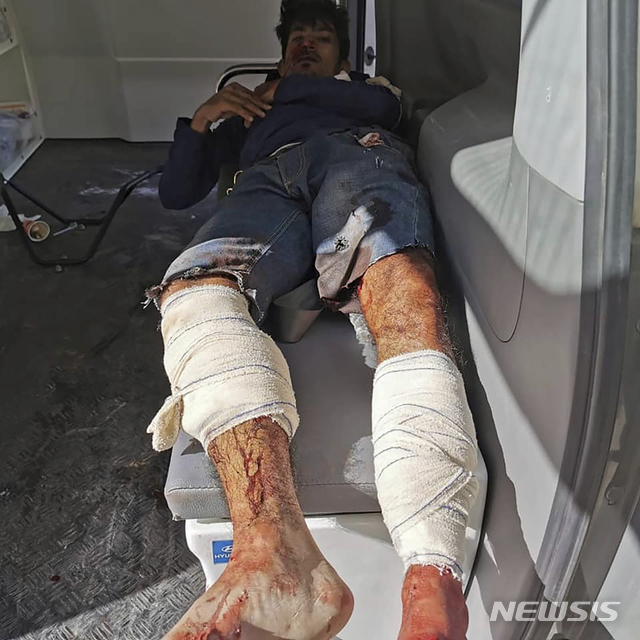 [트리폴리(리비아)=AP/뉴시스]18일 공습으로 부상을 입은 리비아 수도 트리폴리의 한 비스킷 공장 노동자가 앰블런스에 누워 있다. 이날 공습으로 외국인 5명을 포함해 7명의 노동자가 숨지고 외국 노동자 15명이 부상했다. 2019.11.18