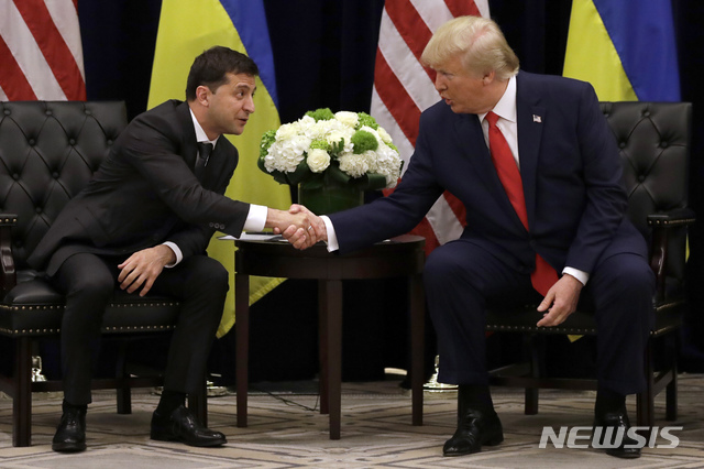[뉴욕=AP/뉴시스]지난 9월25일 도널드 트럼프 미 대통령(오른쪽)과 볼로디미르 젤렌스키 우크라이나 대통령이 유엔 총회가 열리고 있는 뉴욕의 한 호텔에서 만나 악수하고 있다. 트럼프 대통령은 18일 트위터를 통해 "'대통령이 탄핵 조사에 직접 증언할 수 있다'는 낸시 펠로시 하원의장의 제안을 검토하고 있다"고 밝혔다. 2019.11.18 