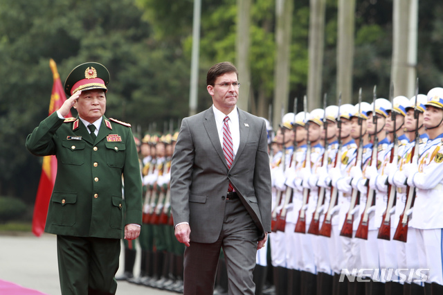 [하노이=AP/뉴시스] 마크 에스퍼 미국 국방장관이 20일 베트남을 공식 방문해 하노이에서 의장대를 사열하고 있다. 2019.11.20 
