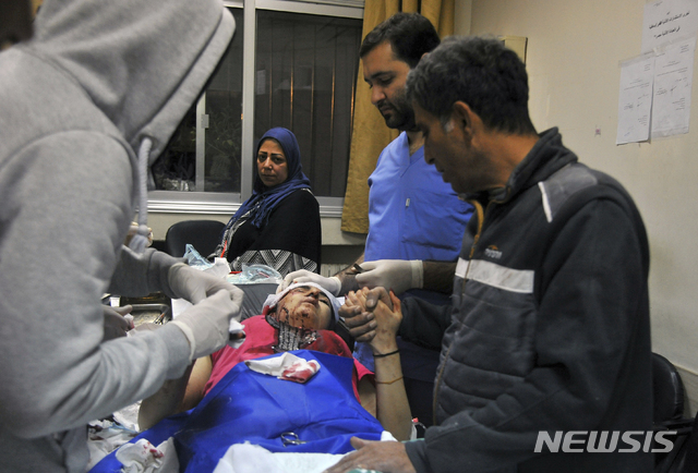 [다마스쿠스(시리아)=AP/뉴시스]시리아 수도 다마스쿠스의 한 병원에서 20일 이스라엘의 대규모 공습으로 부상한 여성 1명이 치료를 받고 있다. 이스라엘군은 20일(현지시간) 시리아 내 이란군 관련 시설들을 목표로 대규모 공습을 실시했다. 공습으로 최소 2명의 민간인이 사망했다고 시리아 언론들은 보도했다. 2019.11.20