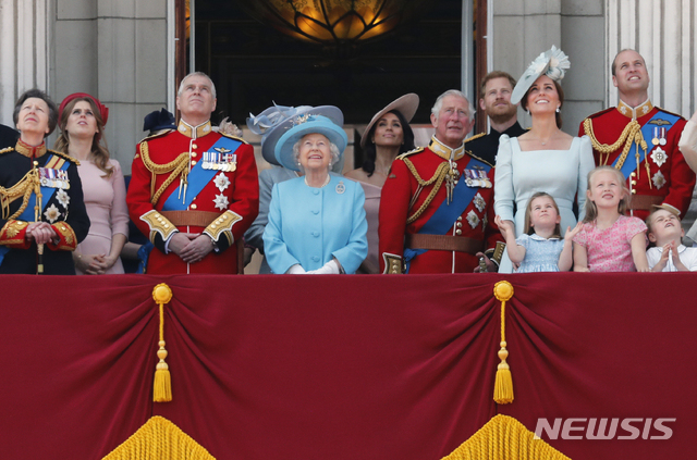 [런던=AP/뉴시스] 지난 해 영국 왕실의 연례 사열식에 엘리자베스2세 여왕과 함께 참석한 앤드루왕자 (완쪽에서 3번째).   