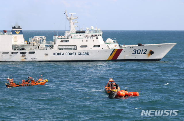 [제주=뉴시스]우장호 기자 = 제주 해상에서 어선 화재 사고로 11명이 실종된 가운데 21일 제주 해경이 제주 차귀도 인근 해상에서 떠 있는 통영선적 연승어선 대성호(29t) 선미 인양 준비 작업을 하고 있다. (사진=제주지방해양경찰청 제공) 2019.11.21. woo1223@newsis.com