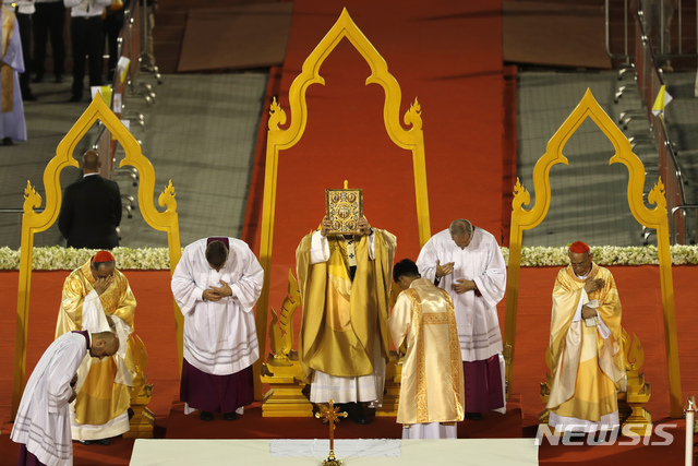 [방콕=AP/뉴시스] 21일 프란치스코 교황이 태국 수도 국립경기장에서 미사를 집전하고 있다. 2019. 11. 22. 