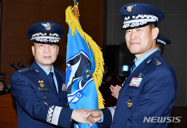 황성진 공군 작전사령관(왼쪽)과 박한주 신임 기동정찰사령관