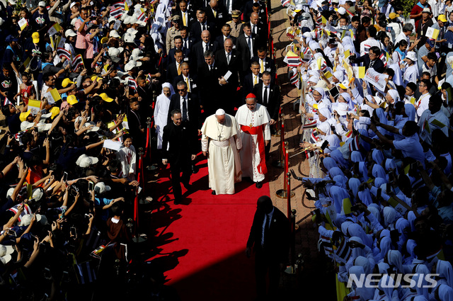 [방콕=AP/뉴시스] 22일 교황이 태국 수도 외곽의 카톨릭 교구에 도착하자 사람들이 열렬히 환영하고 있다. 2019. 11. 22 