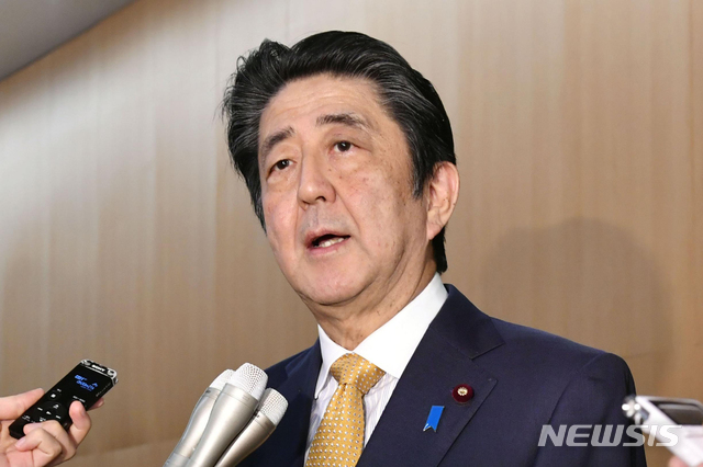 [도쿄=AP/뉴시스]아베 신조 일본 총리가 11월22일 도쿄 총리 관저에서 한국의 한일 군사정보보호협정(GSOMIA·지소미아) 발표 관련 기자들에게 발언하고 있다. 아베 총리는 "한국이 전략적 관점에서 판단했을 것"이라고 말했다. 2019.12.09.