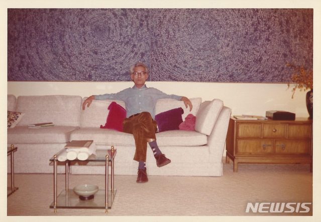 [서울=뉴시스]김환기, 김마태 박사의 거실에서, 뉴욕, 1972년 (‘우주’ 앞에서 촬영)ⓒ환기재단·환기미술관, 이미지 제공 ‘크리스티 코리아’ 